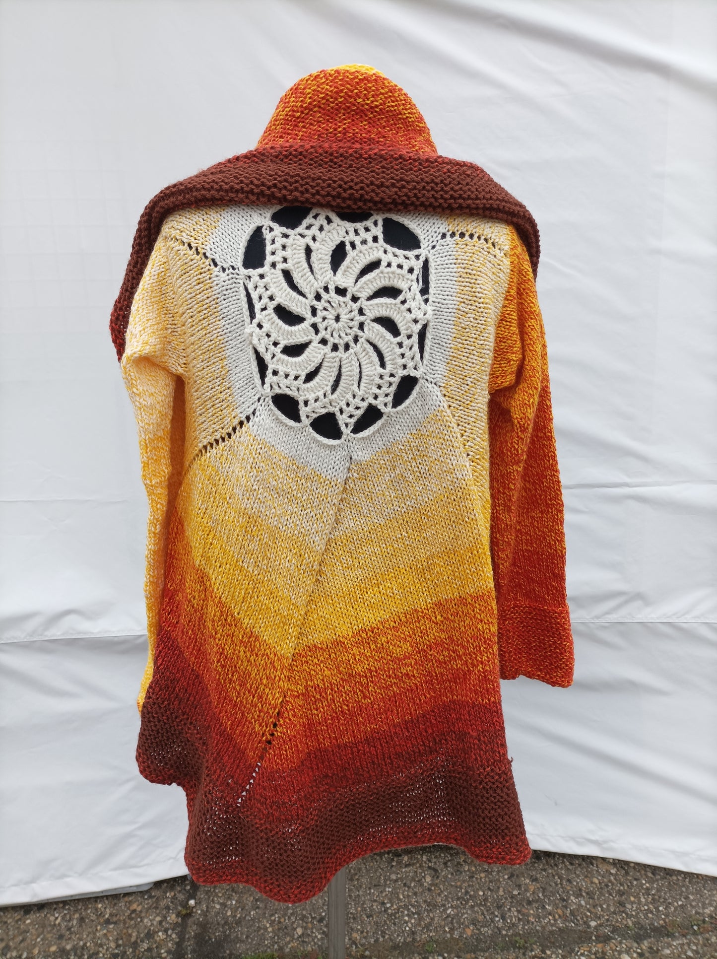 Knitted maxi cardigan with flower pattern on the back