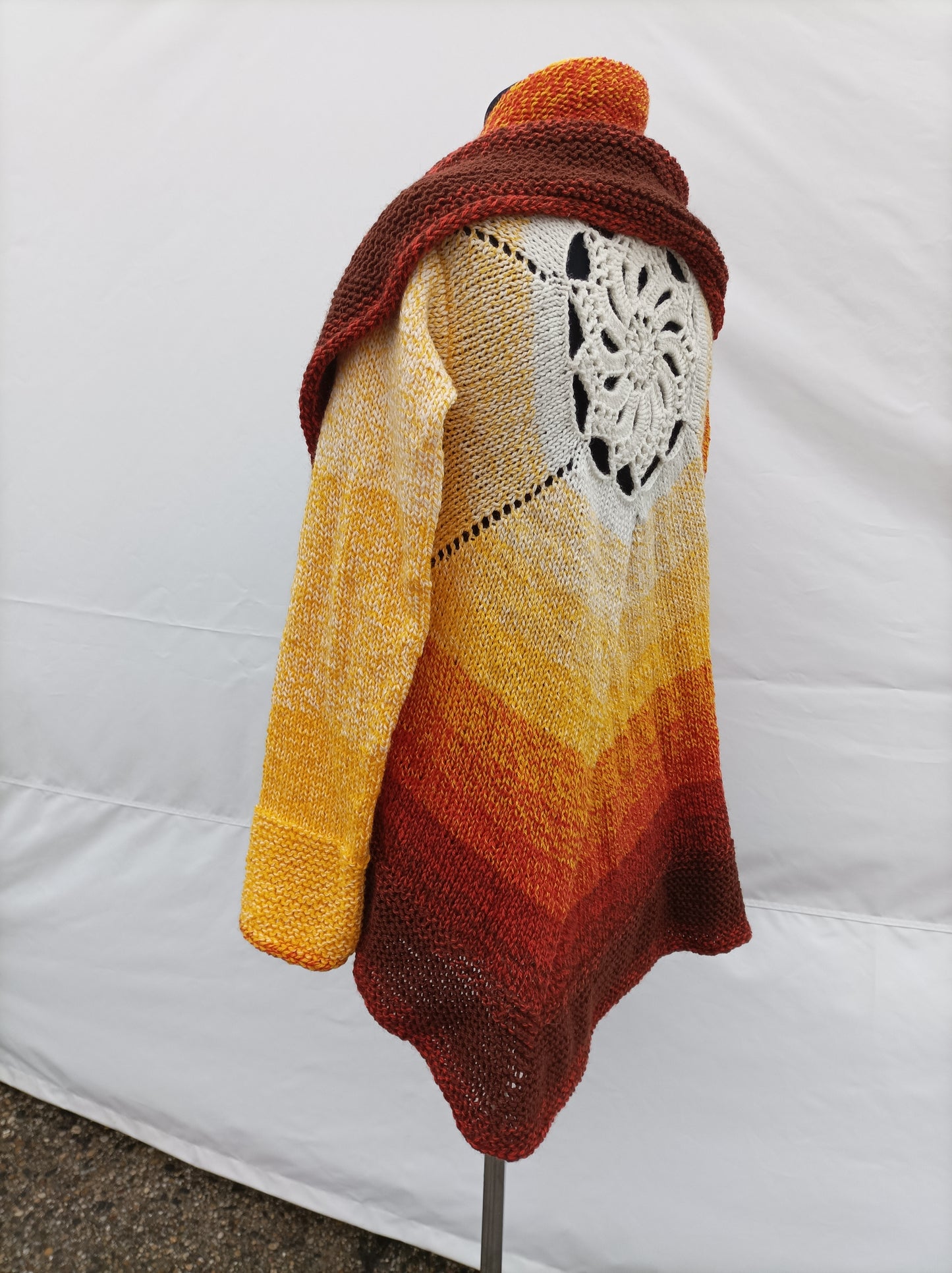 Knitted maxi cardigan with flower pattern on the back