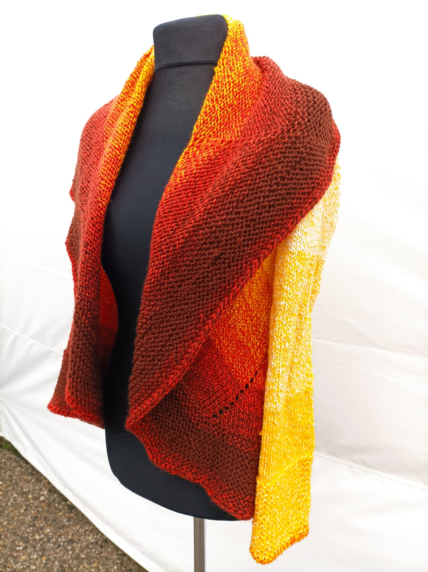 Knitted maxi cardigan with flower pattern on the back