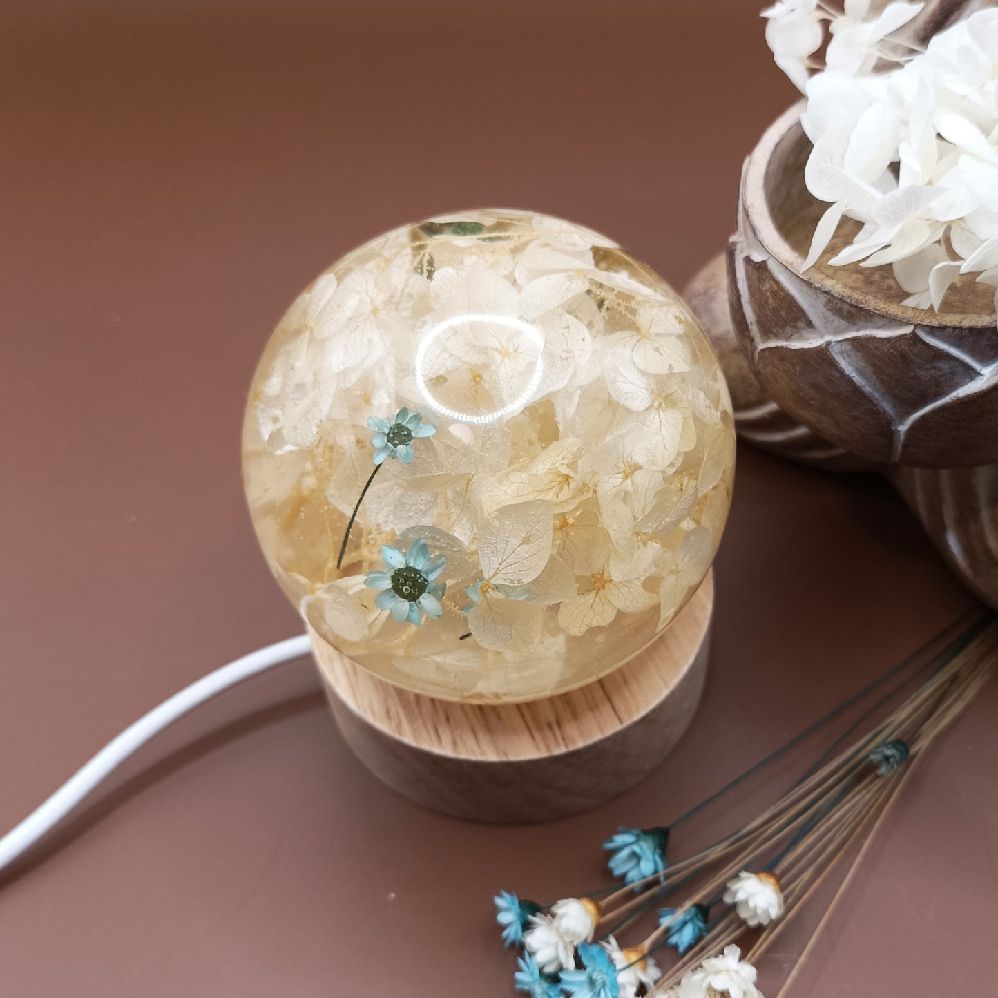 Ball resin lamp with dried flowers - Small