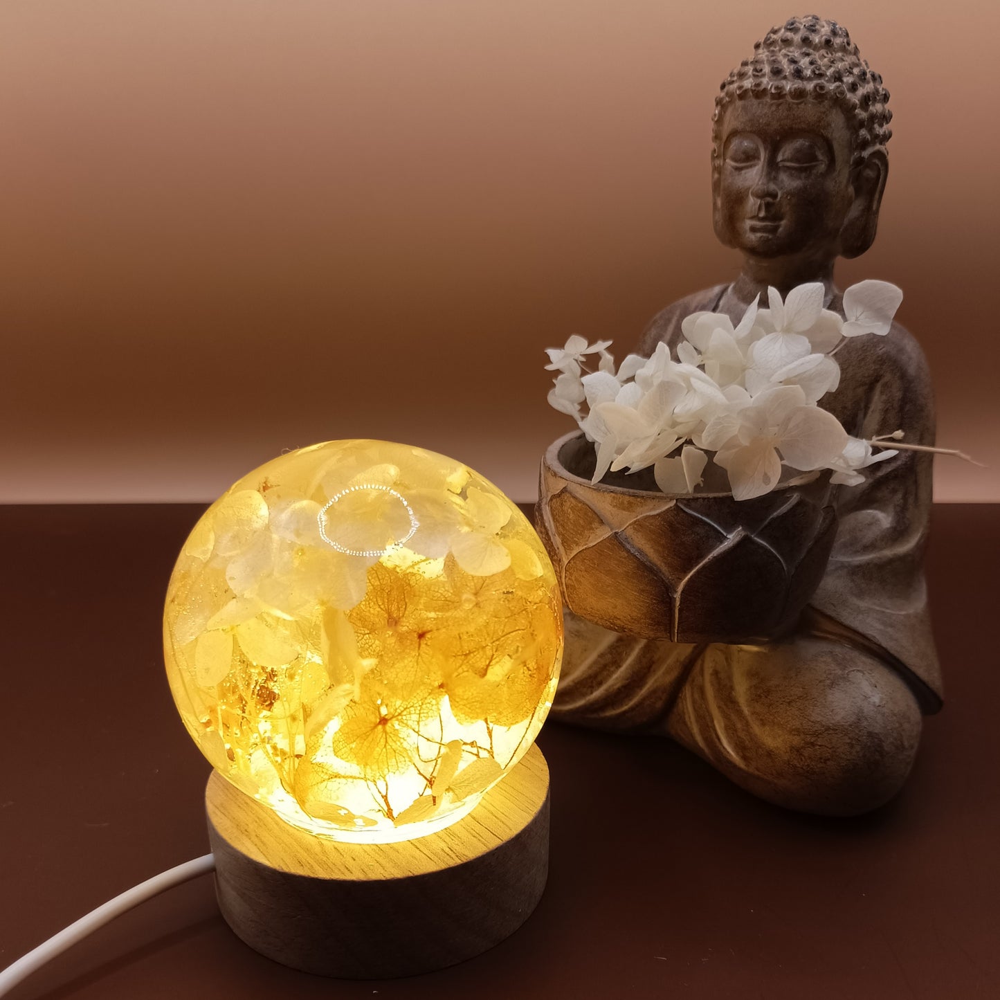 Ball resin lamp with dried flowers - Small